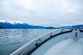 Le bateau navigue dans Holkham Bay avant d'arriver à Tracy Arm