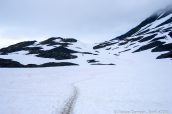 Deux randonneurs sur le sentier enneigé de Harding Icefield Trail Alaska