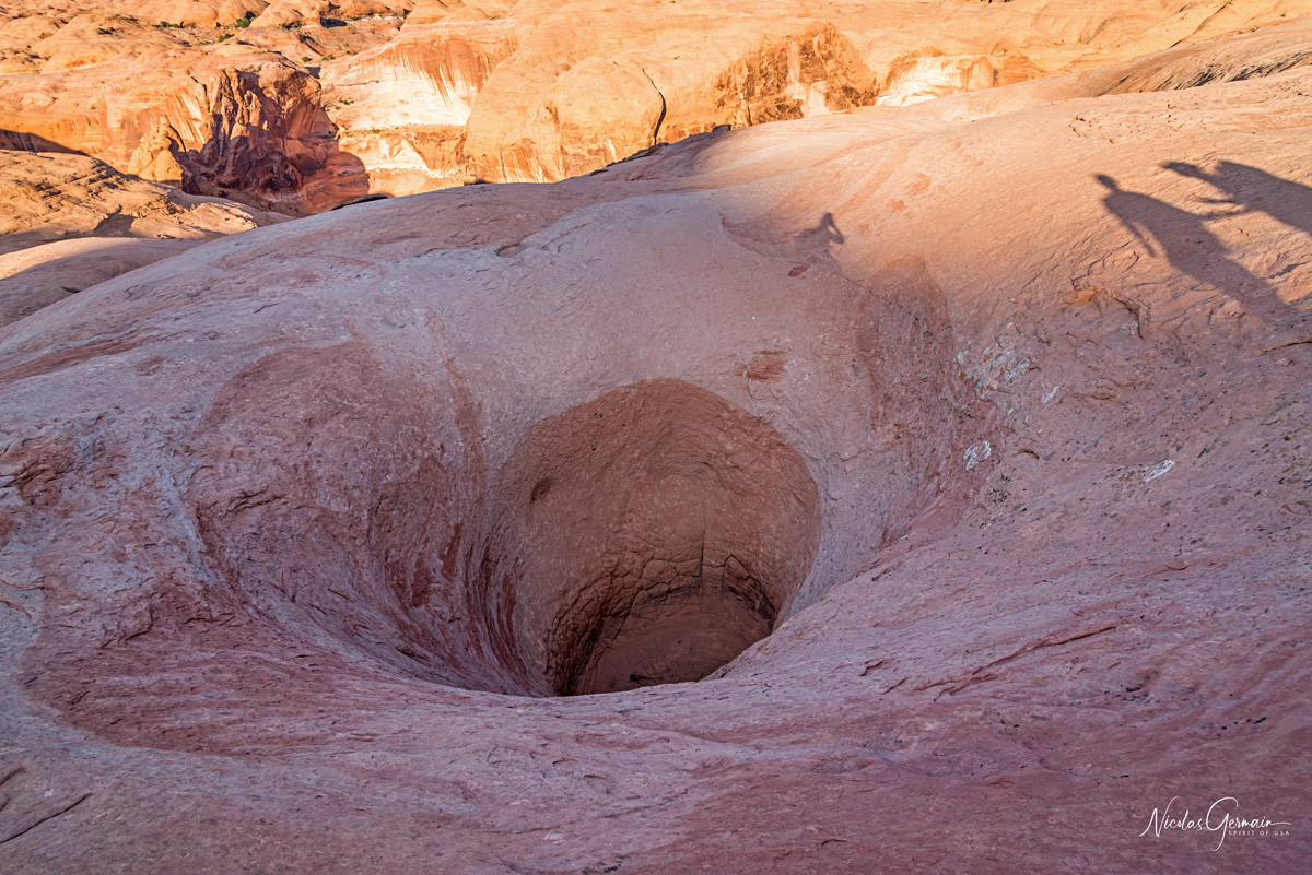 Un pothole de plusieurs mètres de profondeur et complètement à sec, pas loin de l'arrivée à reflection Canyon