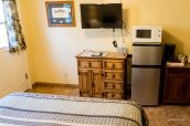 Chambre avec TV, frigo et micro-ondes, Riverside Cottages, Gardiner